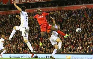 Balotelli ghi bàn giúp Liverpool ngược dòng đánh bại Swansea