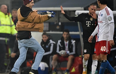 Ribery ăn tát ngay trên sân bóng