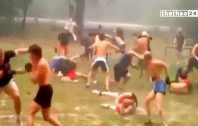 VIDEO: Màn 'hỗn chiến' tưng bừng của holigan Nga (16 vs 16)