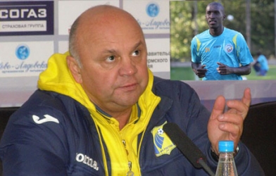 Cầu thủ đòi sa thải HLV vì bị phân biệt chủng tộc