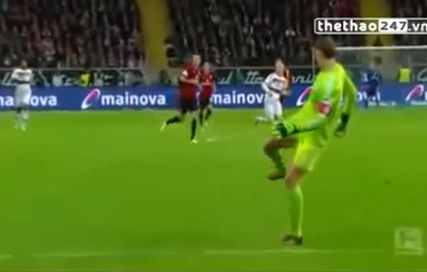 VIDEO: Neuer giật gót điệu đà khiến HLV Frankfurt gật gù thán phục