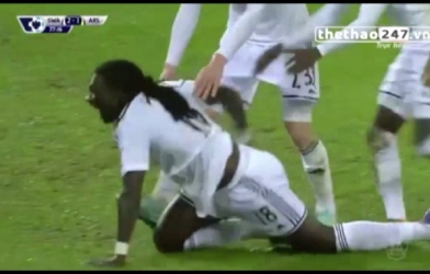 VIDEO: Pha ăn mừng ''cực dị'' trong trận Swansea chiến thắng Arsenal