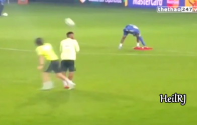 VIDEO: Filipe Luis dùng tuyệt chiêu gắp bóng qua đầu Neymar