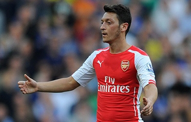 Ozil: Hết bị chấn thương, bị bồ bỏ đến lượt bị cha đẻ kiện