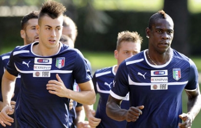 Johan Cruyff tố cáo các đội bóng làm hư Balotelli