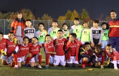 Hồng Sơn, Xuân Bắc hào hứng cùng các cầu thủ nhí tại Hàn Quốc