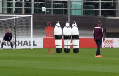 Video: Pha đá phạt của Rooney khiến Joe Hart chôn chân trên sân tập