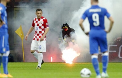 VIDEO: Sân San Siro tràn ngập pháo sáng vì CĐV quá khích