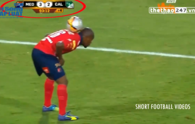 VIDEO: Màn câu giờ ấn tượng có 1 không 2 tại giải VĐQG Colombia