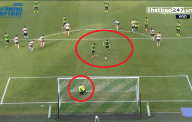 VIDEO: Tình huống sút pen nổi tiếng của Johan Cruyff được tái hiện ở Hàn Quốc