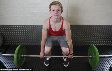 Lực sĩ nhí giống hệt thủ môn Neuer