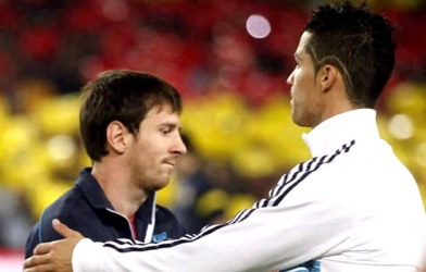 VIDEO: Cận cảnh cái bắt tay thân mật của CR7 Và M10 trong hầm