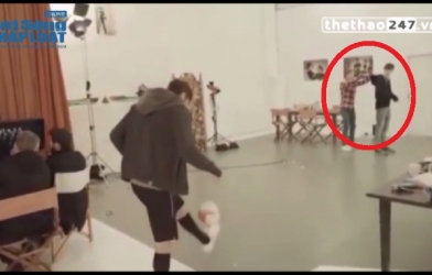 VIDEO: Bật tường 3 lần, Adam Lallana vẫn đưa bóng trúng đích