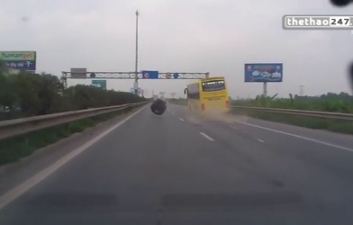 VIDEO: Xe khách chạy văng cả lốp trên cao tốc Pháp Vân - Cầu Giẽ