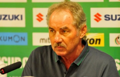 Sắp bị loại khỏi AFF Cup, HLV Alfred Riedl chỉ trích LĐBĐ Indonesia