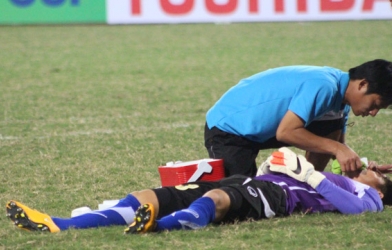 VIDEO: Cận cảnh pha va chạm dẫn đến chấn thương của Nguyên Mạnh