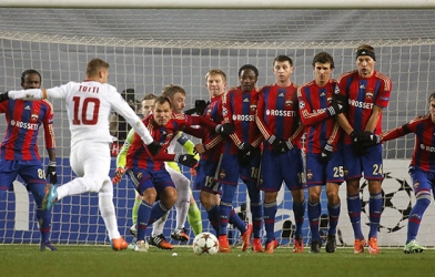 Totti phá 2 kỉ lục với siêu phẩm 103km/h