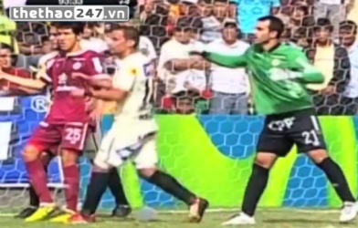 VIDEO: Tình huống thủ môn phải ôm hận vì lên tham gia phạt góc