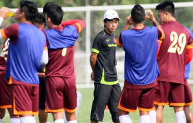 Công Vinh và đồng đội được HLV Miura thưởng nóng