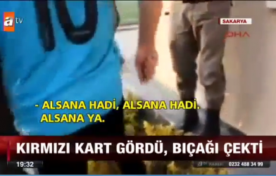 Cầu thủ cầm dao vào sân sau khi lĩnh thẻ đỏ