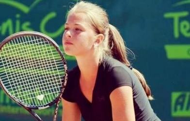 Tay vợt xinh đẹp bị cha tát sau khi thua trận