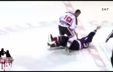 VIDEO: Màn đấu võ hài hước trên sân băng hockey