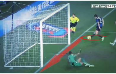 VIDEO: Pha đệm bóng cắt mặt khung thành từ khoảng cách... 1m