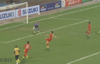 VIDEO: Phút 29, Tiến Thành phản lưới nhà (Việt Nam - Malaysia)