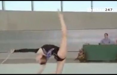 VIDEO: Tai nạn hài hước và bất ngờ của nữ VĐV thể dục dụng cụ