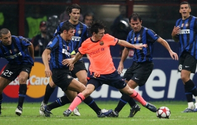 VIDEO hài hước: Bật mí bí quyết rê bóng như Messi