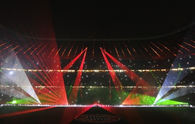 VIDEO: Bayern tổ chức bữa tiệc ánh sáng trên sân Allianz Arena tri ân NHM