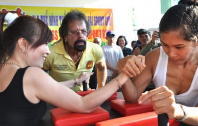 VIDEO: Pha gãy tay kinh hoàng của thiếu nữ khi thi vật tay