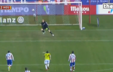 VIDEO: Cú sút xa có quỹ đạo bay dị thường, hoặc là mắt thủ môn có vấn đề