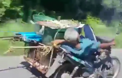 Video đua xe: 'Lão ông' vừa nằm vừa lái xe cực đỉnh