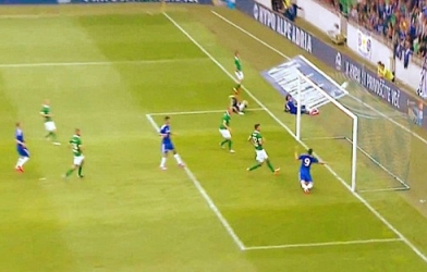 VIDEO: Pha bóng kinh điển với 5 lần bóng đi đến khung thành mà không có bàn thắng