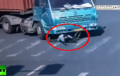 VIDEO: Thoát chết thần kỳ khi xe đạp bị cuốn vào gầm xe container