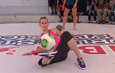 VIDEO: Khi các hot-girl biểu diễn kỹ thuật với trái bóng