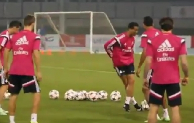 VIDEO: Ronaldo phô diễn kĩ thuật trên sân tập tại Dubai