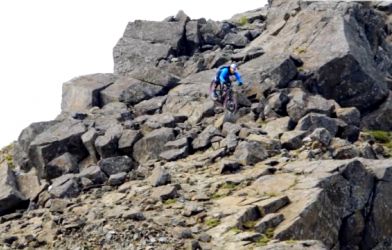 VIDEO: Màn đi xe đạp vượt núi đầy hiểm trở của tay tái người Scotland