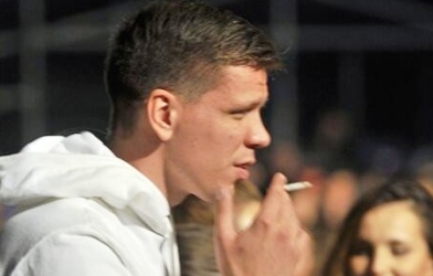 Thủ môn Arsenal bị phạt hơn nửa tỷ đồng vì hút thuốc