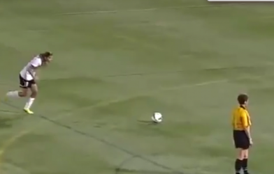 VIDEO: Cú sút phạt đẳng cấp kiểu Knuckleball của 'Ronaldo nữ'