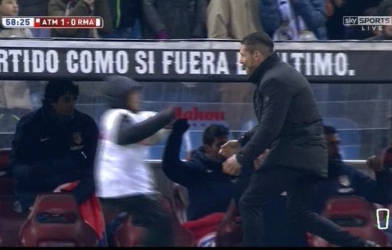 VIDEO: Màn ăn mừng đầy cảm xúc của HLV Diego Simeone và con trai
