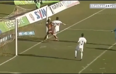VIDEO: Tiền đạo dùng tay cản phá cú sút của chính mình ở giải VĐQG Hy Lạp
