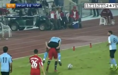 VIDEO: Bị kèm sát, Ribery cõng luôn cầu thủ đối phương chạy theo bóng