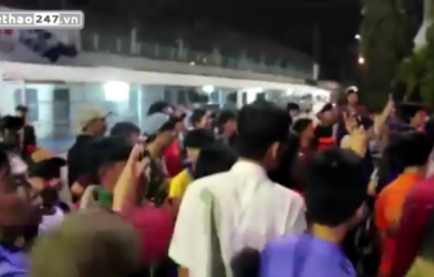 VIDEO: Các cầu thủ HAGL bị các fan vây kín dù thua trận