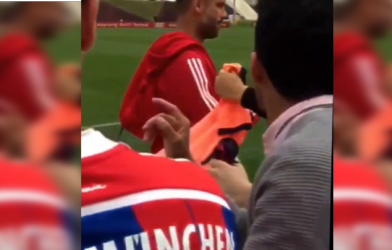 VIDEO: HLV Guardiola từ chối ký vào áo đấu của Barcelona