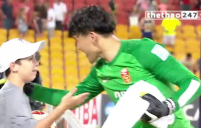VIDEO: Cậu bé nhặt bóng mách thủ môn Trung Quốc cản quả penalty thành công
