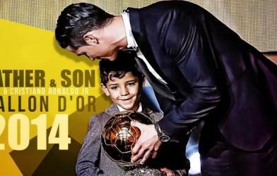 VIDEO: Ronaldo giới thiệu con trai với Messi