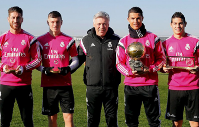 Ronaldo khoe Quả bóng Vàng 2014 trên sân tập cùng Real Madrid