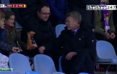 VIDEO: David Moyes ngồi ăn bim bim với CĐV sau khi bị đuổi lên khán đài